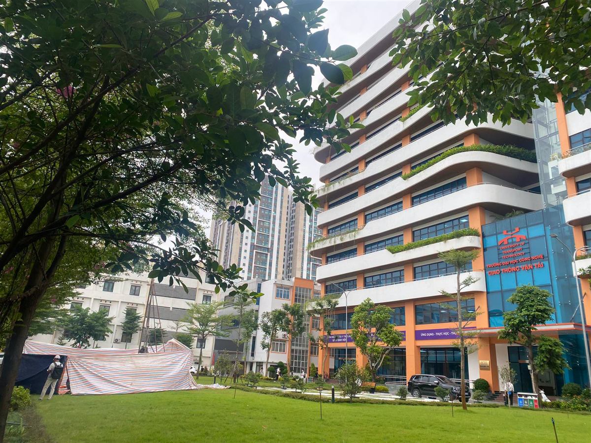 Khuôn viên Trường Đại học Công nghệ Giao thông vận tải
