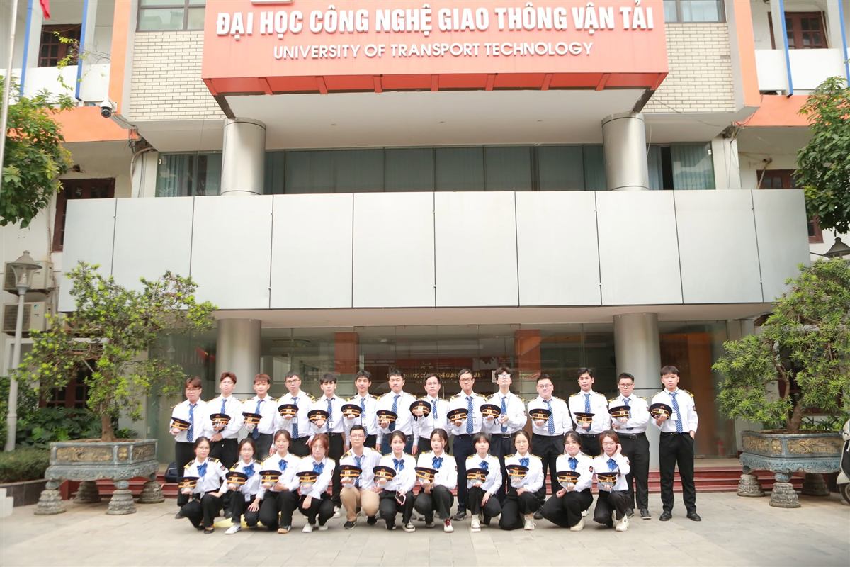 Sinh viên Trường Đại học Công nghệ Giao thông vận tải trước cổng trường